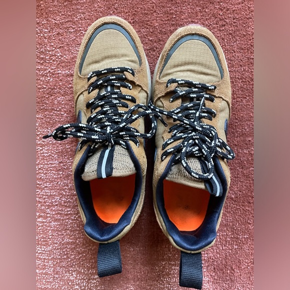 Veja Tan and Black Sneakers with Sleek Design - Picture 4 of 5